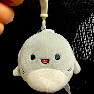 (NWT) Gordon the shark squishmallow clip